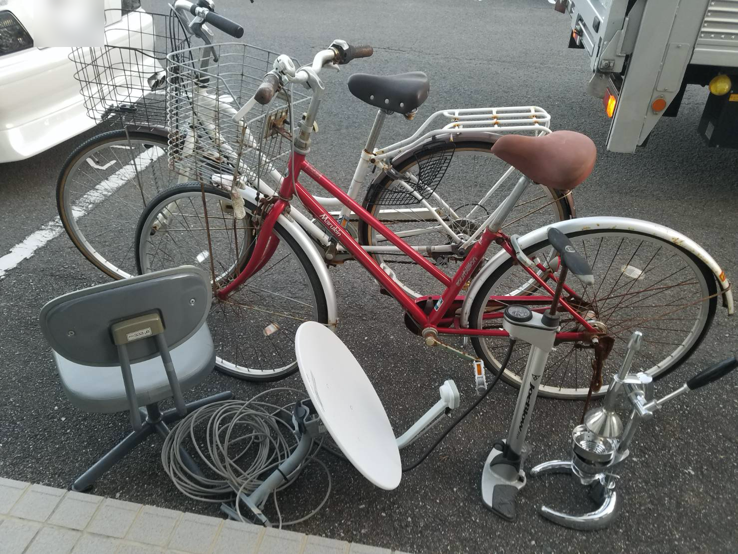 自転車、空気入れ、椅子、アンテナの回収前