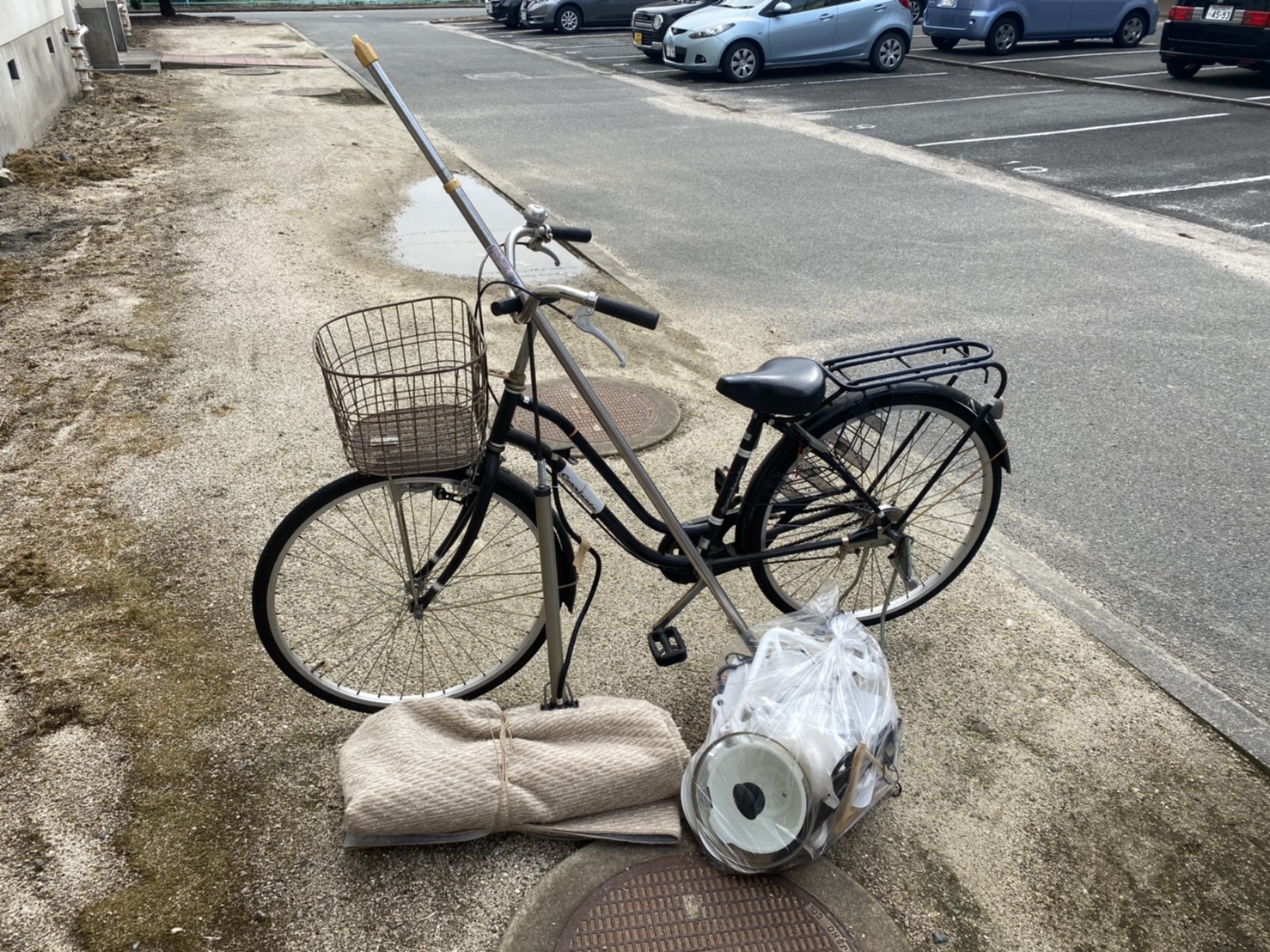 自転車、空気入れ、物干し竿、カーペットの回収前