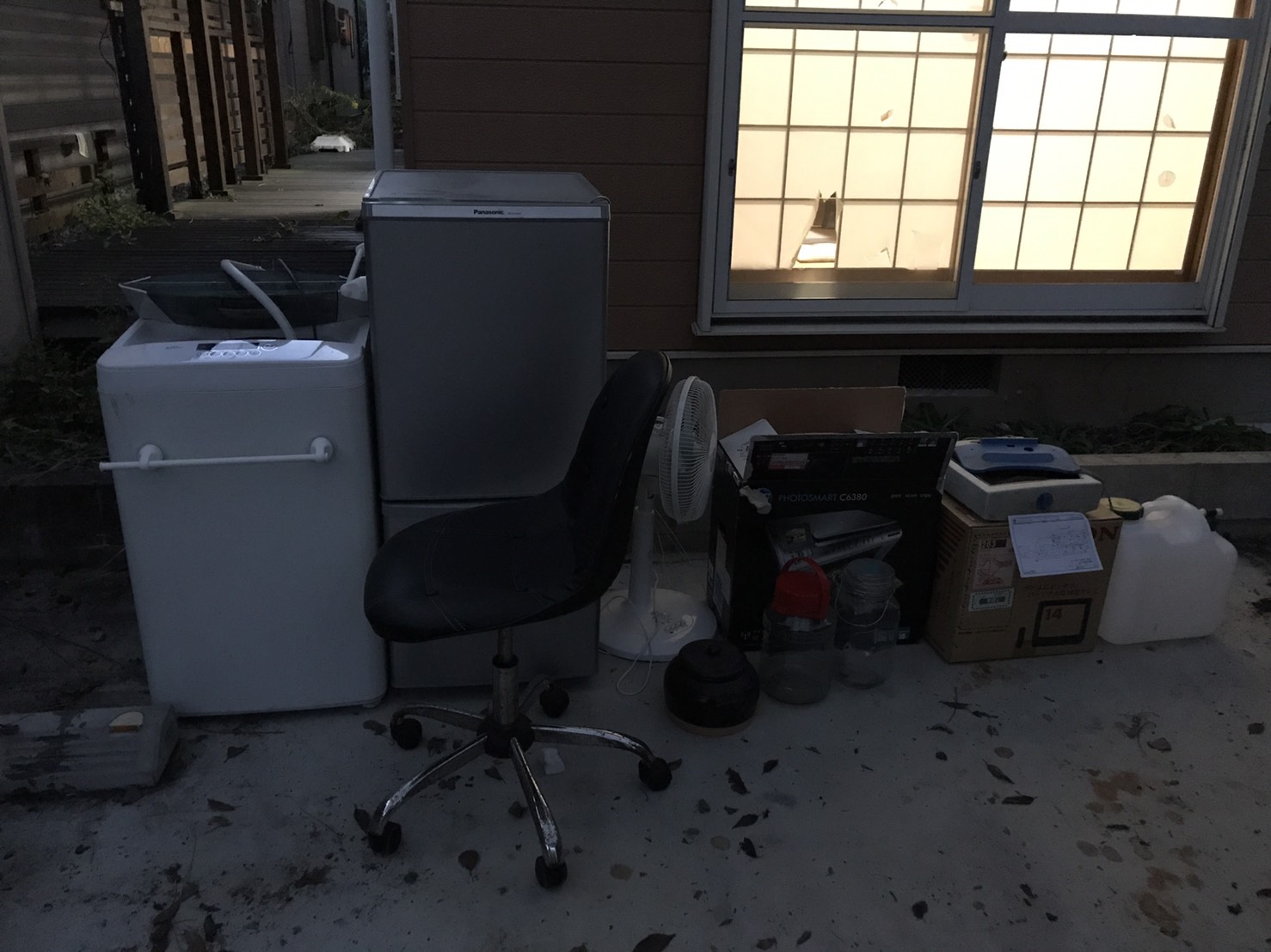 冷蔵庫、洗濯機、椅子、扇風機の回収前