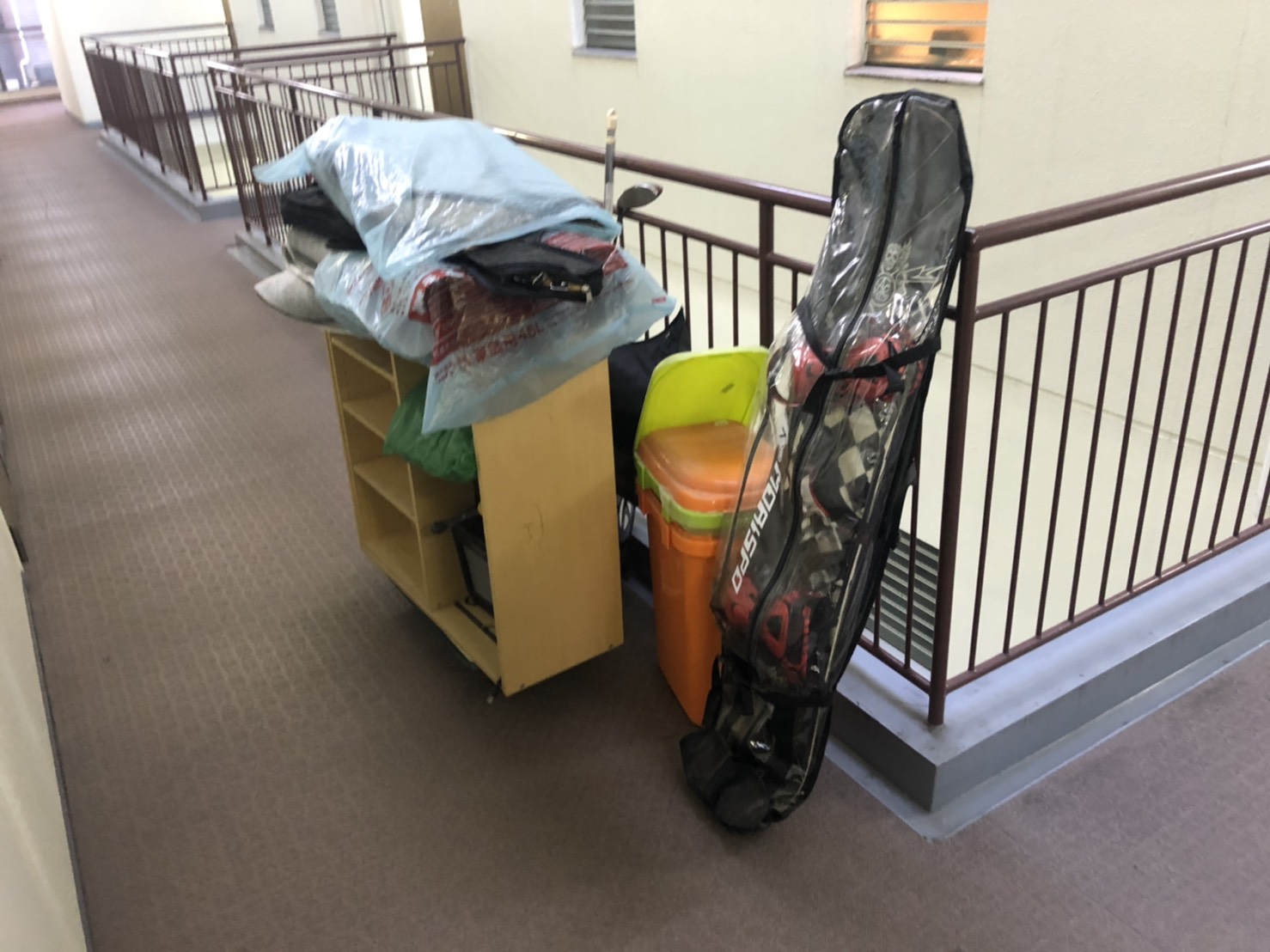 スノーボード、ゴミ箱、ゴルフ用品、カラーボックスの回収前