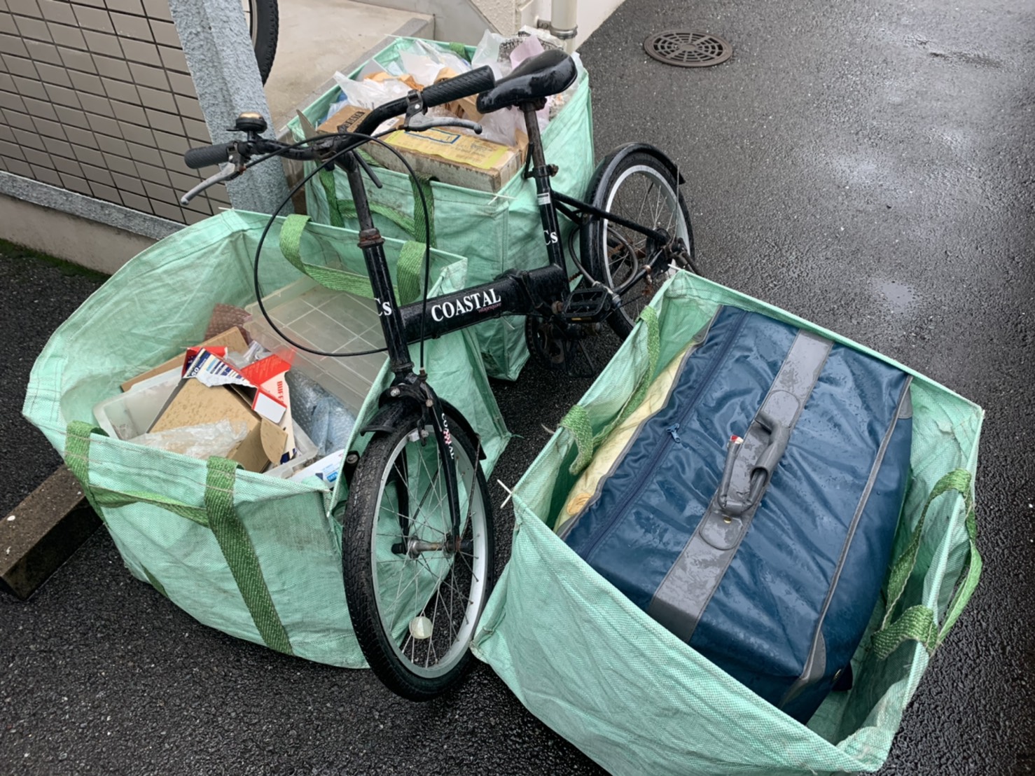 自転車、雑貨類などの不用品の回収前