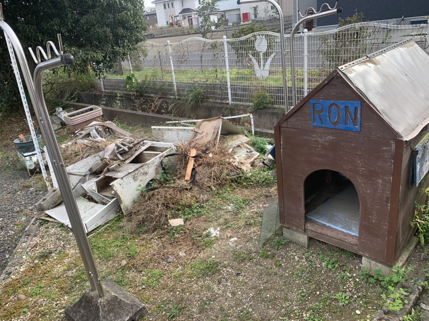 犬小屋、物干し台の回収前