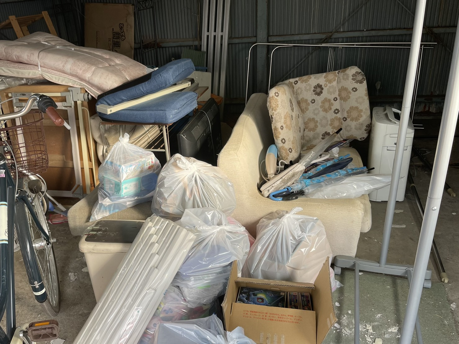 物置小屋に溜まっていた大量の不用品の回収前