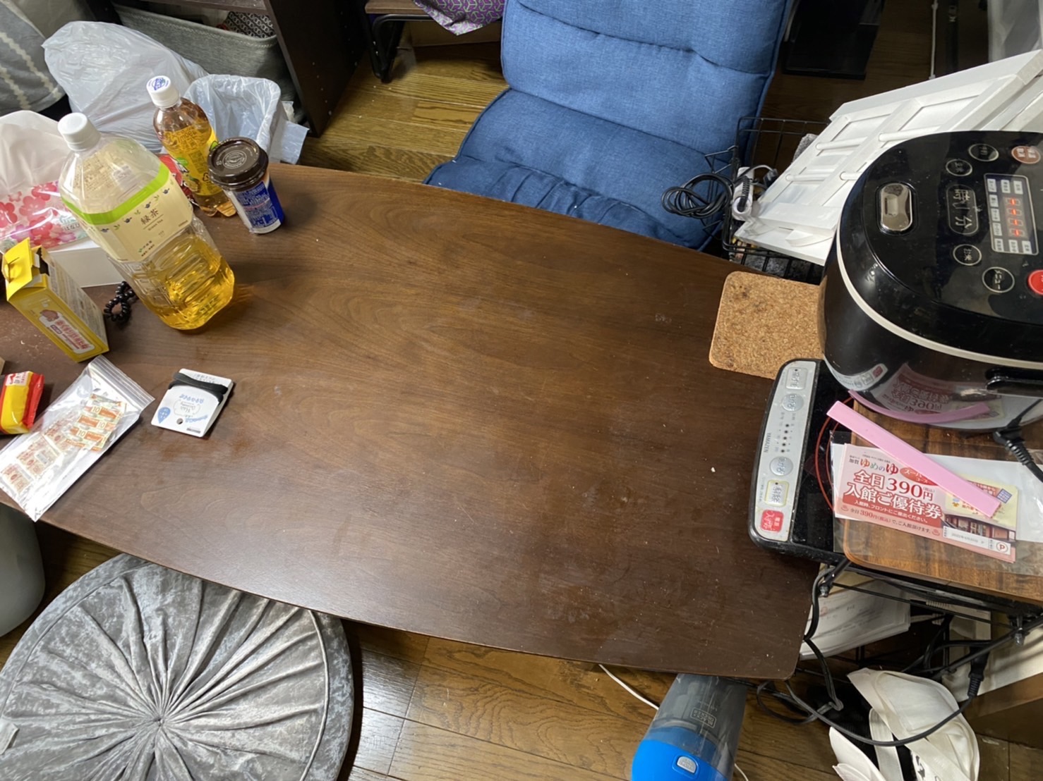テーブル、炊飯器、座椅子の回収前